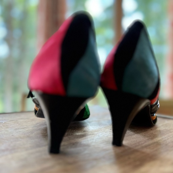 Colorful Striped Heels for a Bold Statement - Picture 4 of 6